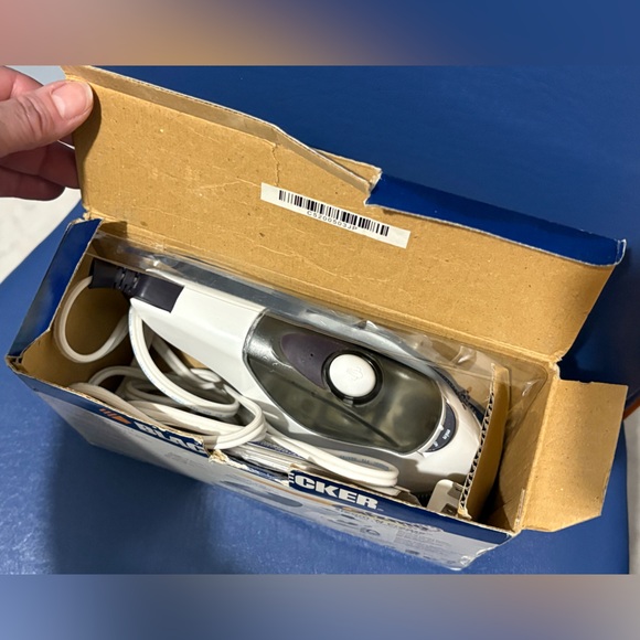 Black & Decker Gizmo 3-in-1 Steam ‘n Crease Iron - Picture 7 of 12